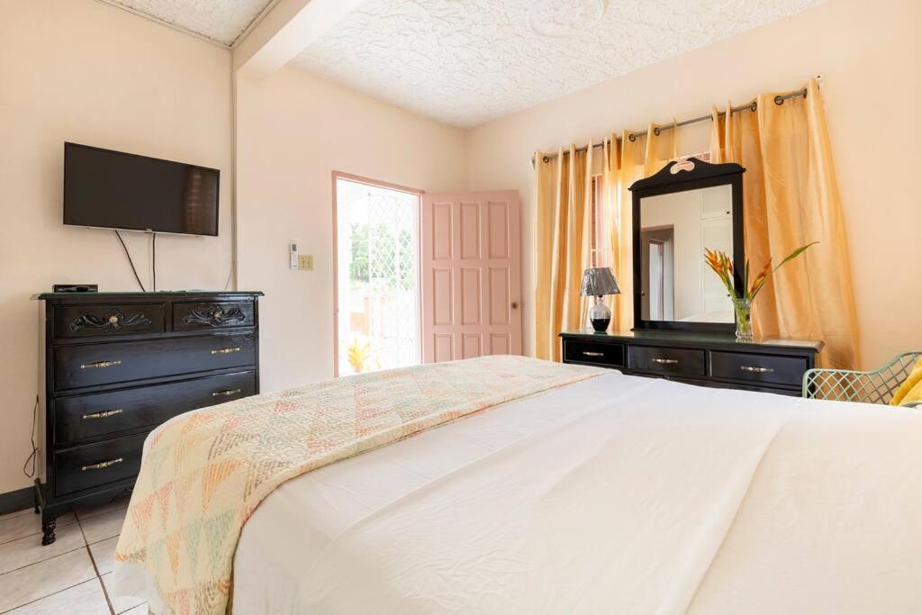 אוצ'ו ריוס Shaw Park Gem Apt 12A מראה חיצוני תמונה